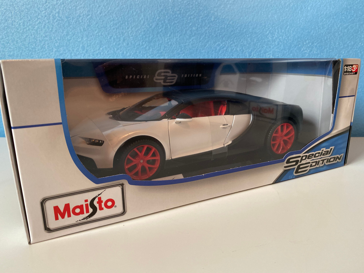 1/18 Bugatti Chiron (Matte White/Black with Red Wheels) Diecast Car Model Special Edition