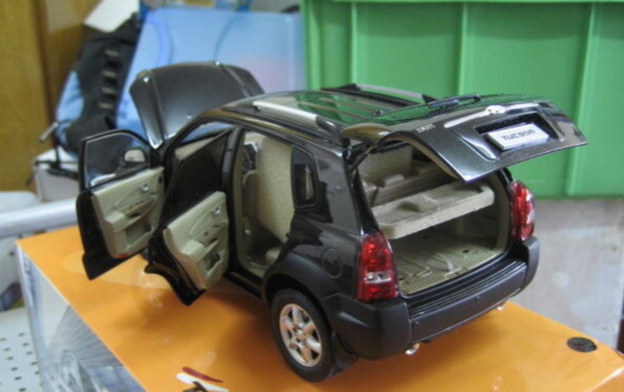 1/18 Dealer Edition 1st Generation Hyundai Tucson (JM 2004-2008) (Black) Diecast Car Model (no box)