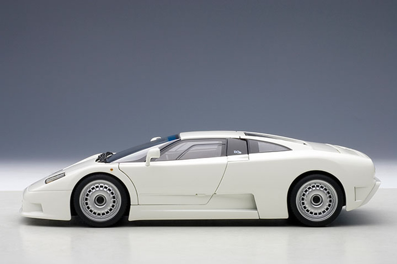 オートアートブガッティ　EB 110 GT ホワイト1:18 1/18 AUTOart Signature Bugatti EB110 GT (White) Car Model
