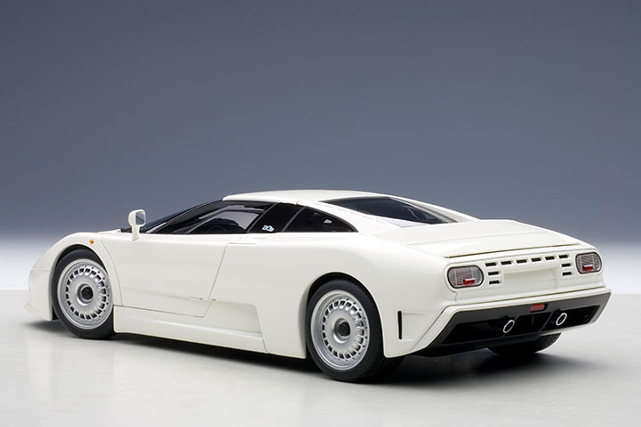 1/18 AUTOart Signature Bugatti EB110 GT (White) Car Model