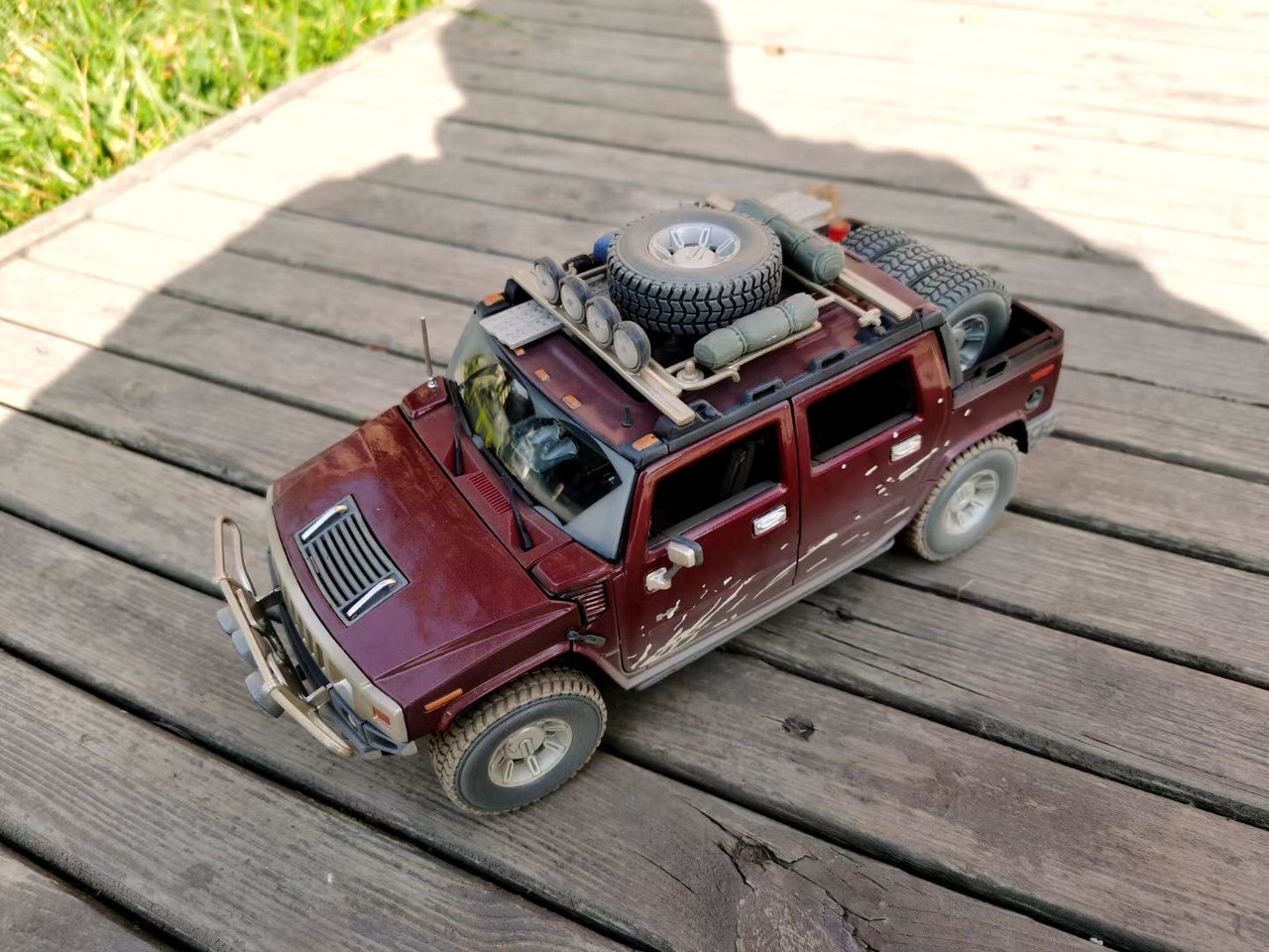 1/18 Hummer H2 SUT Pickup Truck Dirt Version (Wine Red) Diecast Car Model