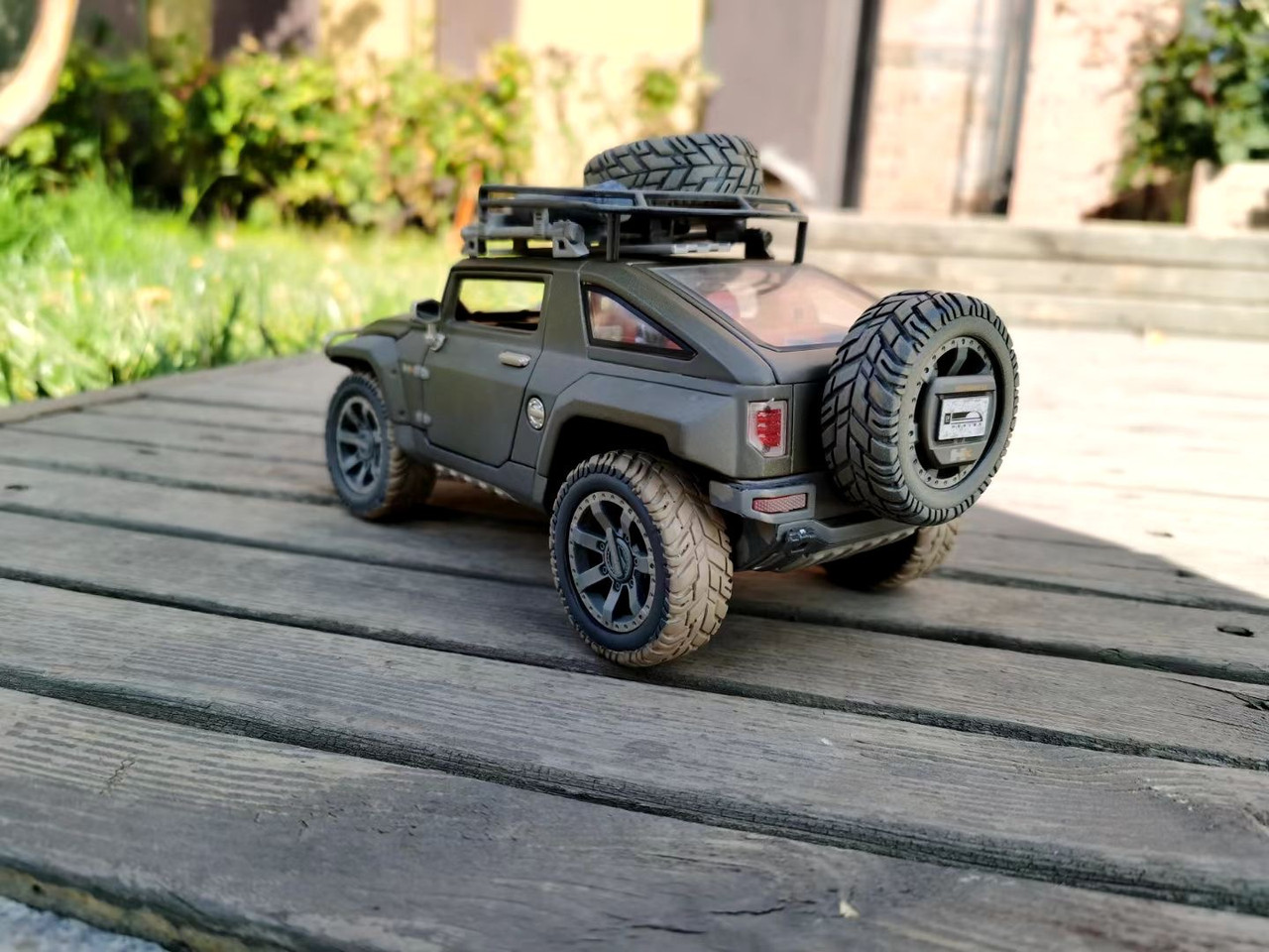 1/18 Hummer HX Concept Dirt & Mud Edition Diecast Car Model