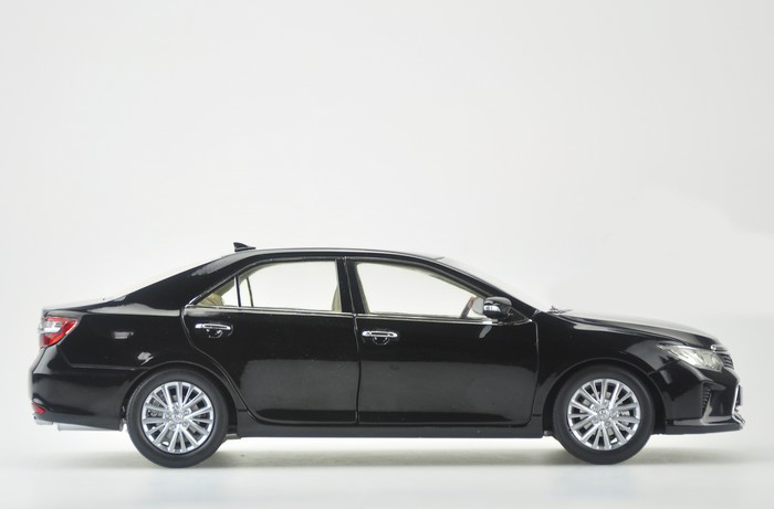 1/18 2015 Dealer Edition Toyota Camry (Black) Diecast Car Model