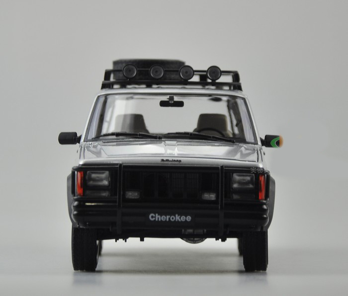 1/18 Dealer Edition Classic Jeep Cherokee (Silver) Diecast Car