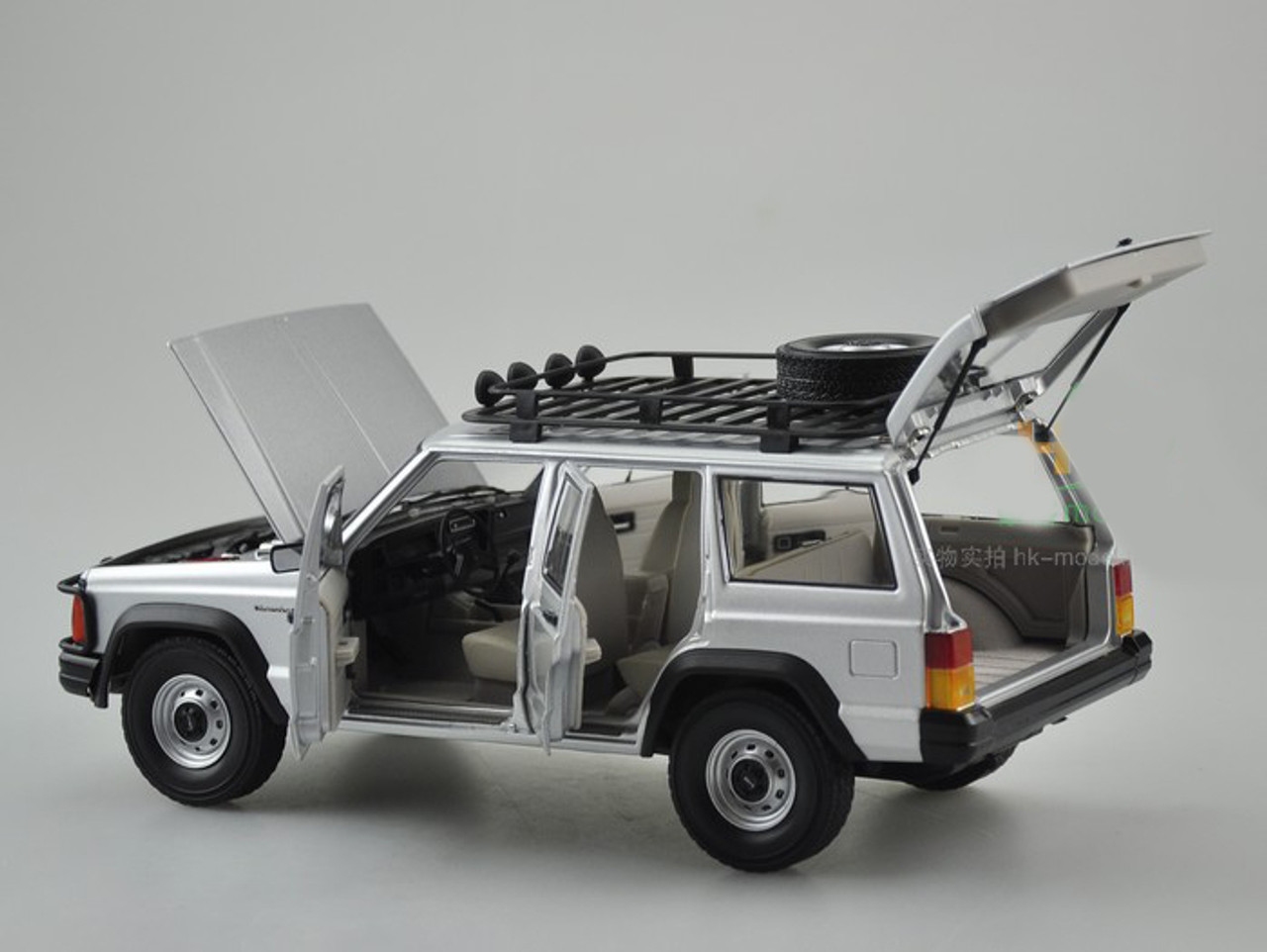 【美品】AUTOart 1/18 Jeep チェロキー 白 箱付 送料込 Amazon | △全開閉！白！金属製！JEEP特注！1/18 JEEP Cherokee