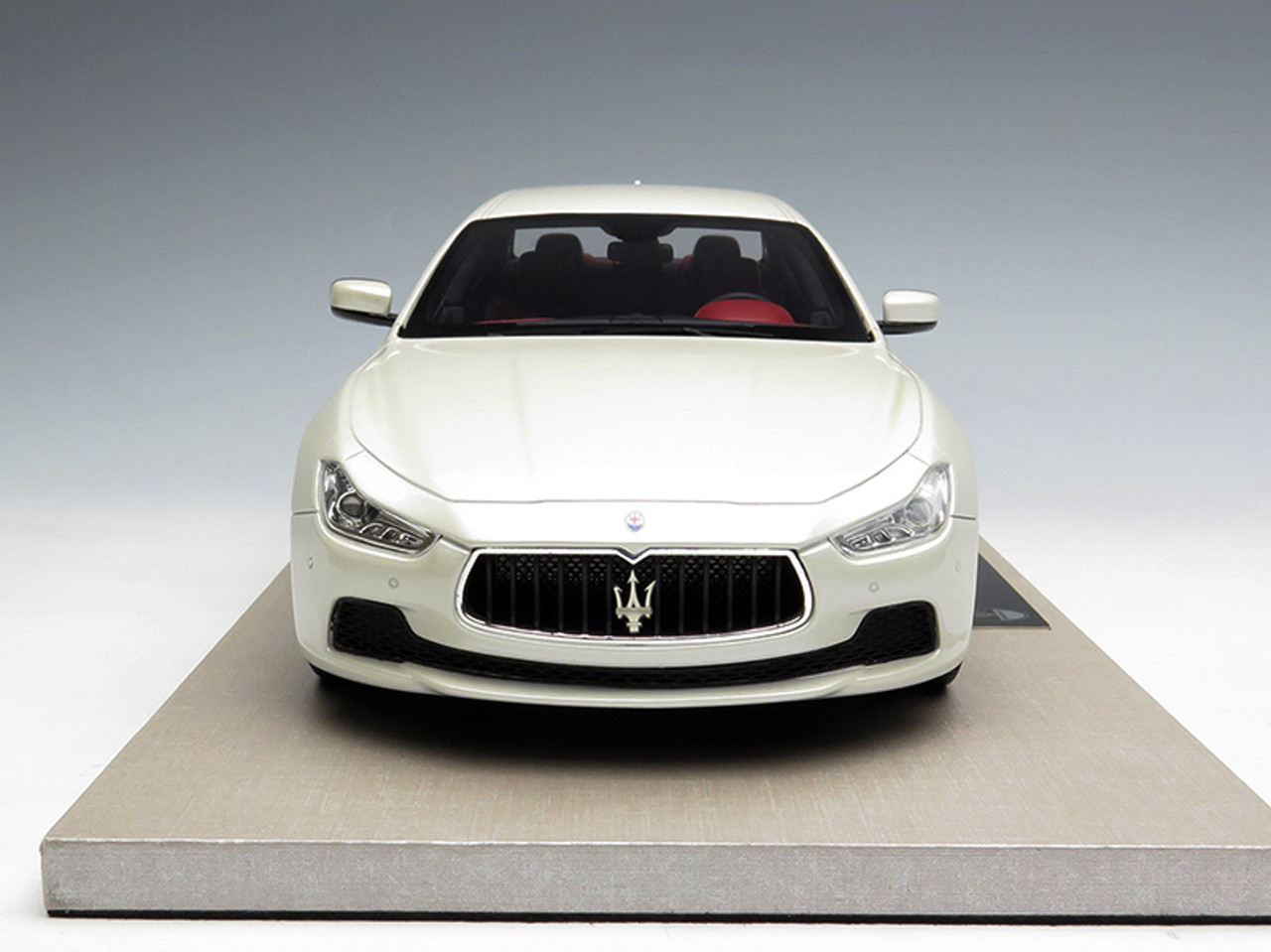 Maserati Ghibli ホワイト 1/43 ミニカー 51q-lJ2rA+L._AC_SY200_QL15_.jpg