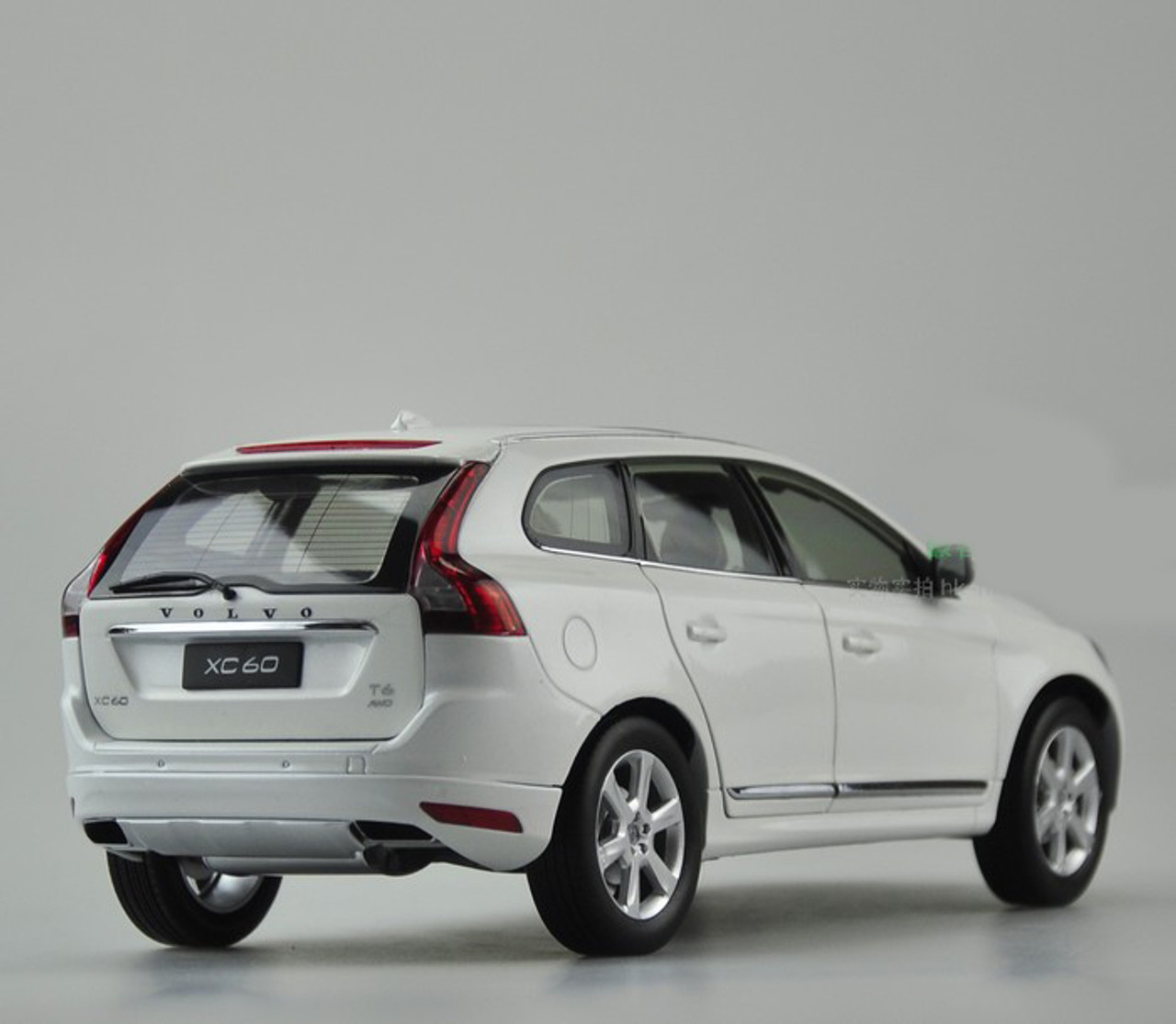 1/18 Dealer Edition Volvo XC60 (White) 1st Generation (2008–2017) Diecast Car Model