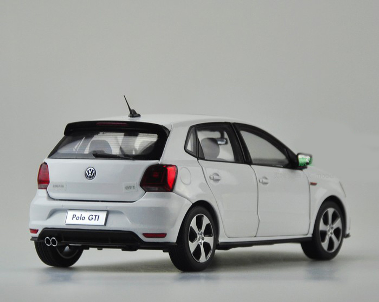 激レア VW POLO フォルクスワーゲン ポロ セダン 1/18 絶版ミニカー 