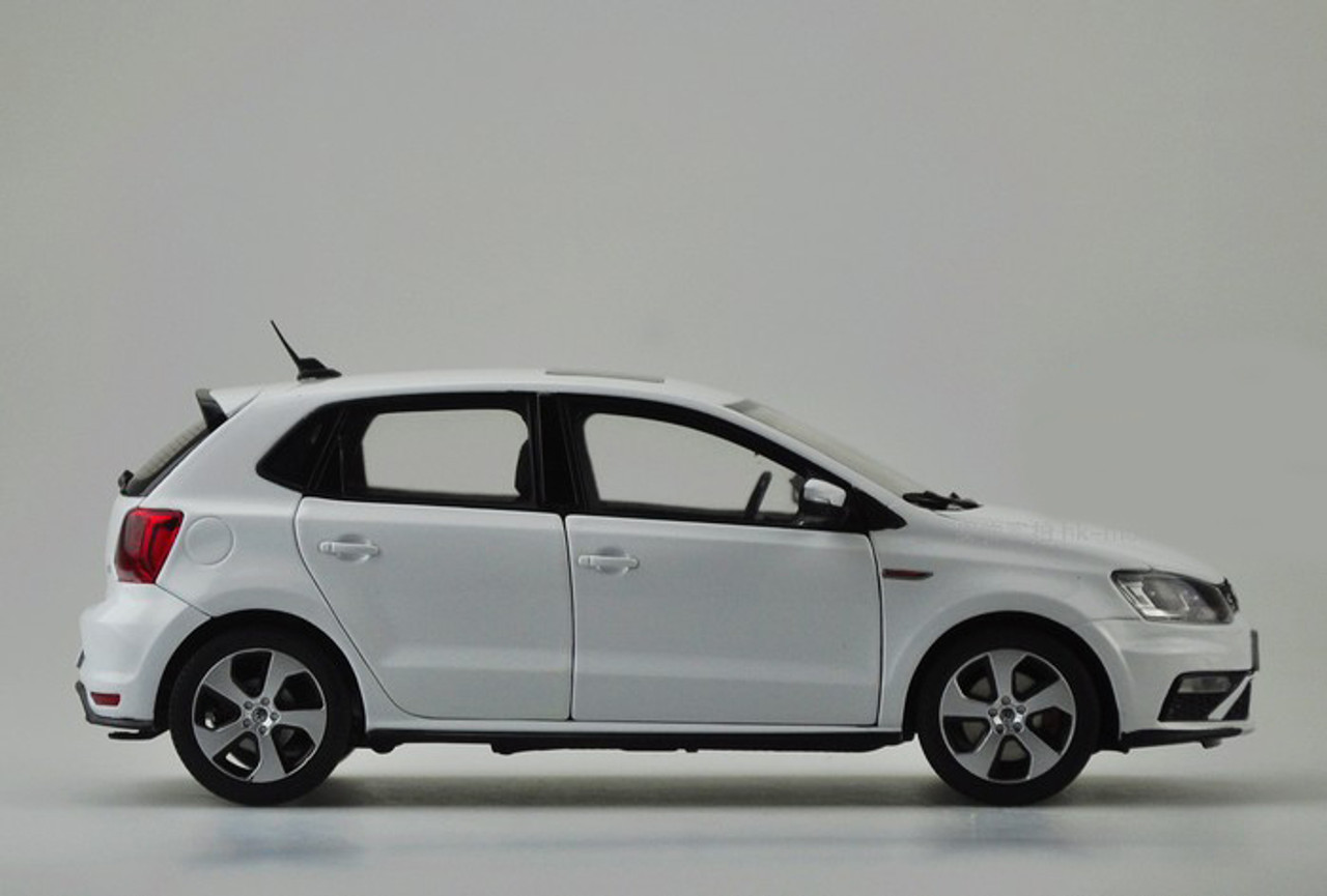 1/18 Dealer Edition 2015 Volkswagen VW Polo GTI (White) Diecast Car Model