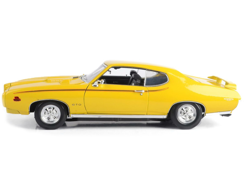 1/18 Motormax 1969 Pontiac GTO Judge (Yellow) Diecast Car Model