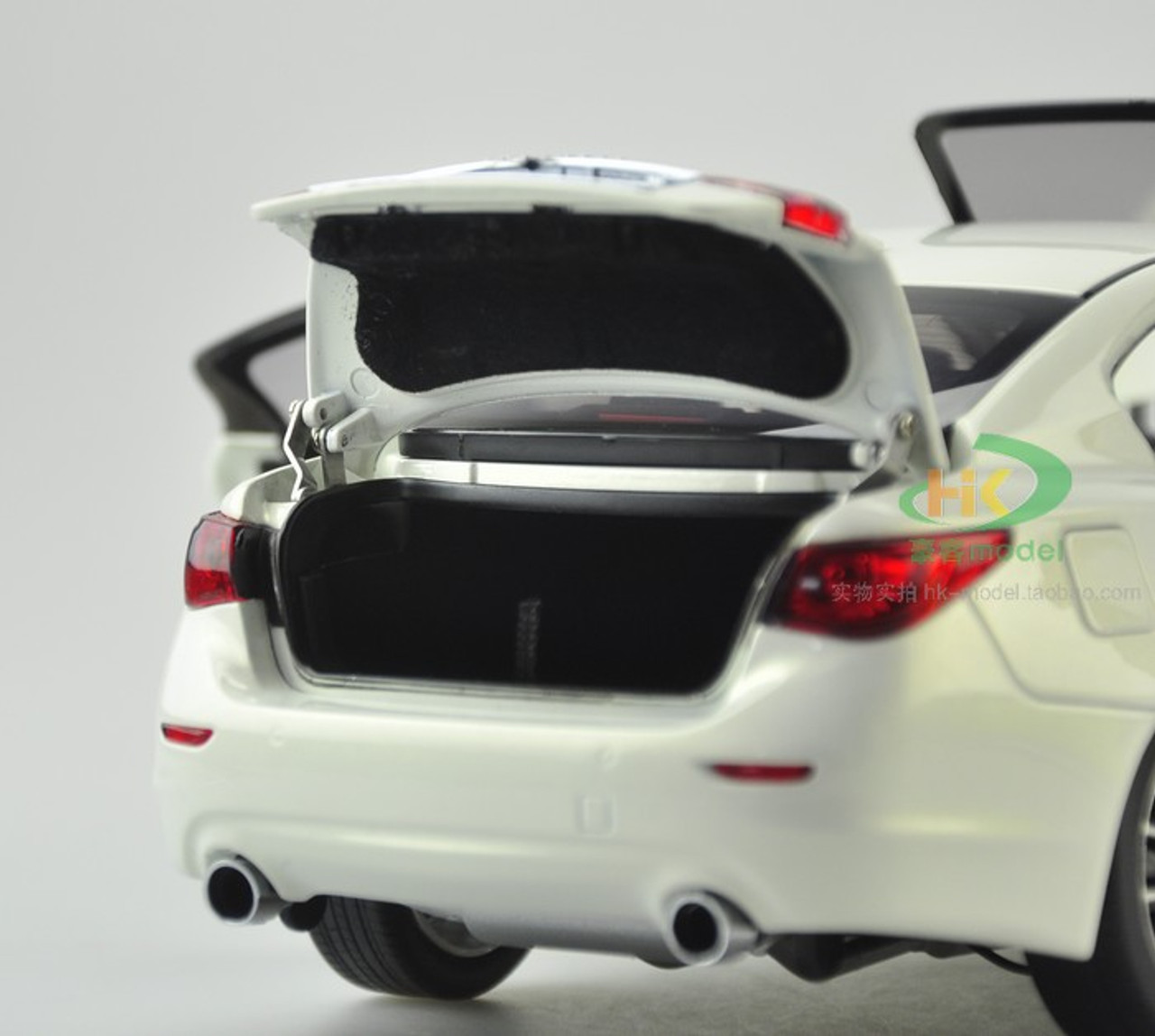 1/18 Dealer Edition Infiniti Q50 Q50S (White) Diecast Car