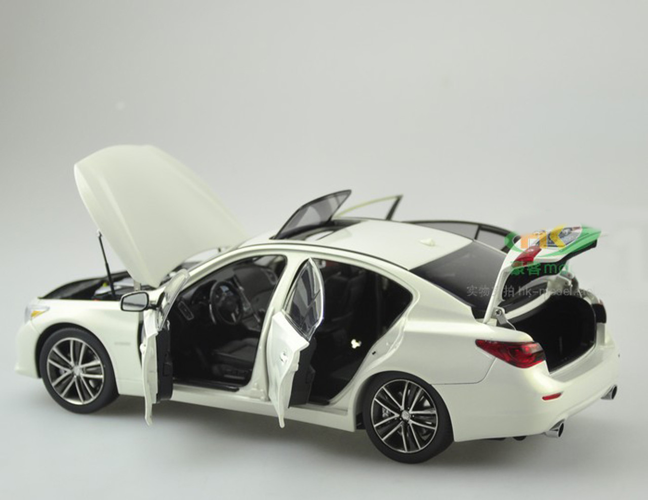 1/18 Dealer Edition Infiniti Q50 Q50S (White) Diecast Car Model