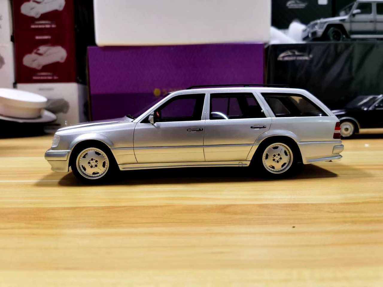 Ottomobile 1:18 OTTO Mercedes-Benz W124 1/18 E60 AMG Mercedes-Benz