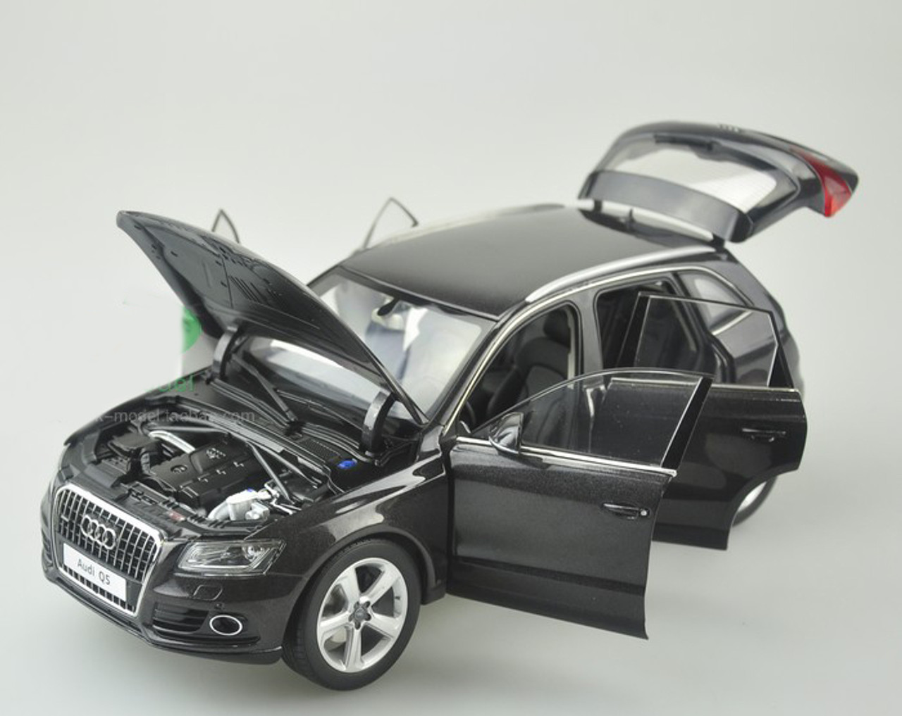 601-009 アウディ 1/18 AUDI Q5 ブラック s-l1200.jpg