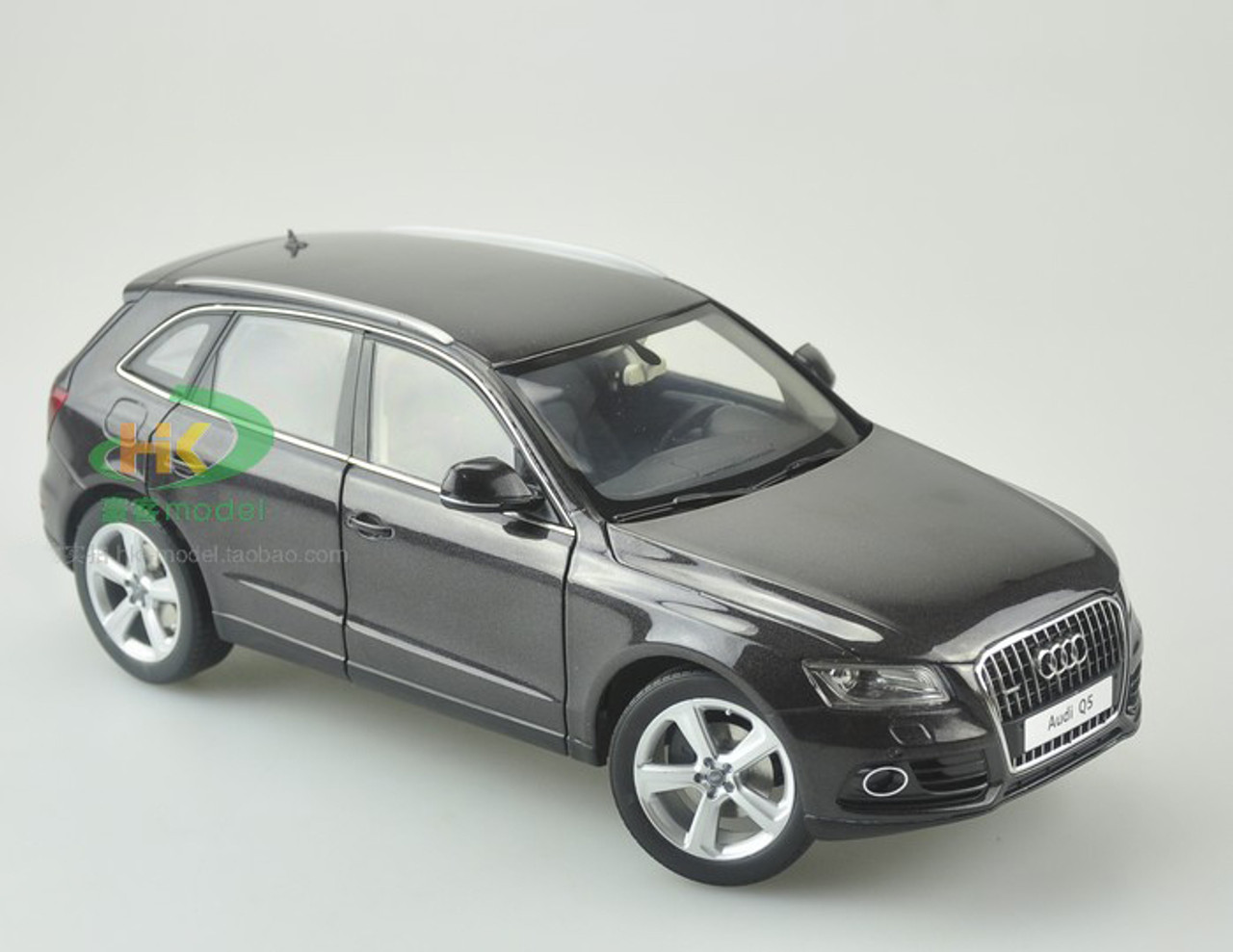 601-009 アウディ 1/18 AUDI Q5 ブラック 1/18 Dealer Edition Audi Q5 (Black) Diecast Car Model