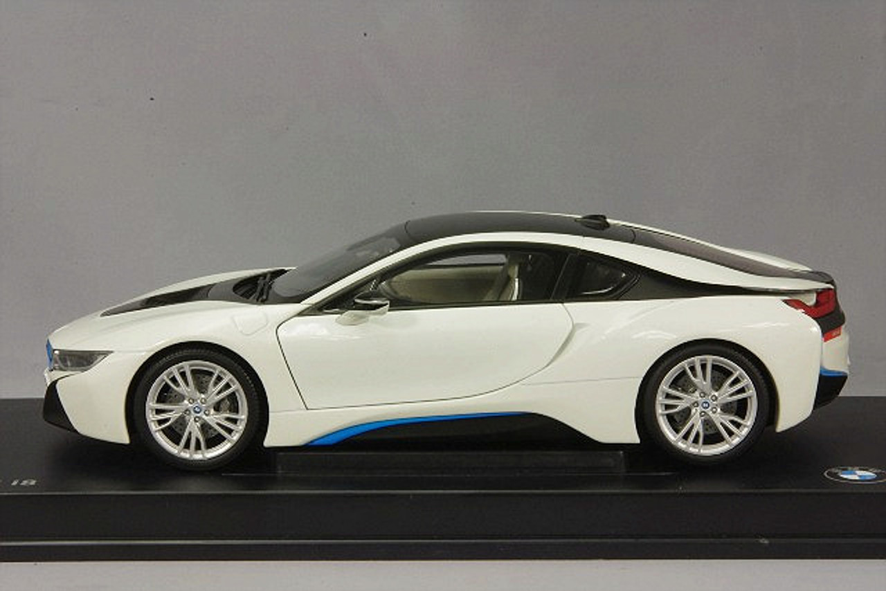 1/18 Dealer Edition BMW i8 (White) Diecast Car Model