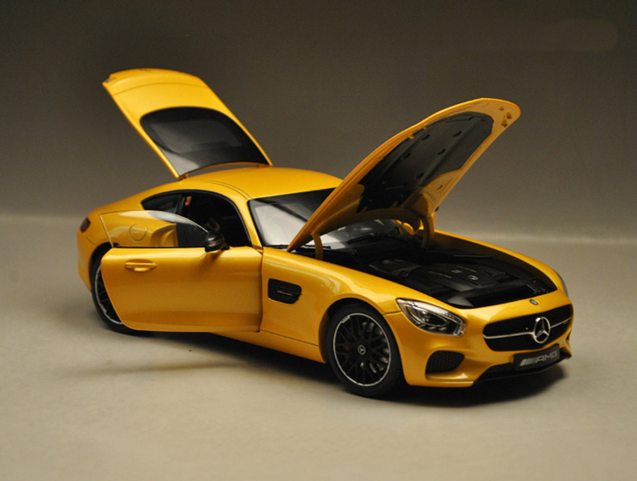 1/18 Dealer Edition Mercedes-Benz Mercedes AMG GT S GTS (Yellow / Light Orange) Diecast Car Model