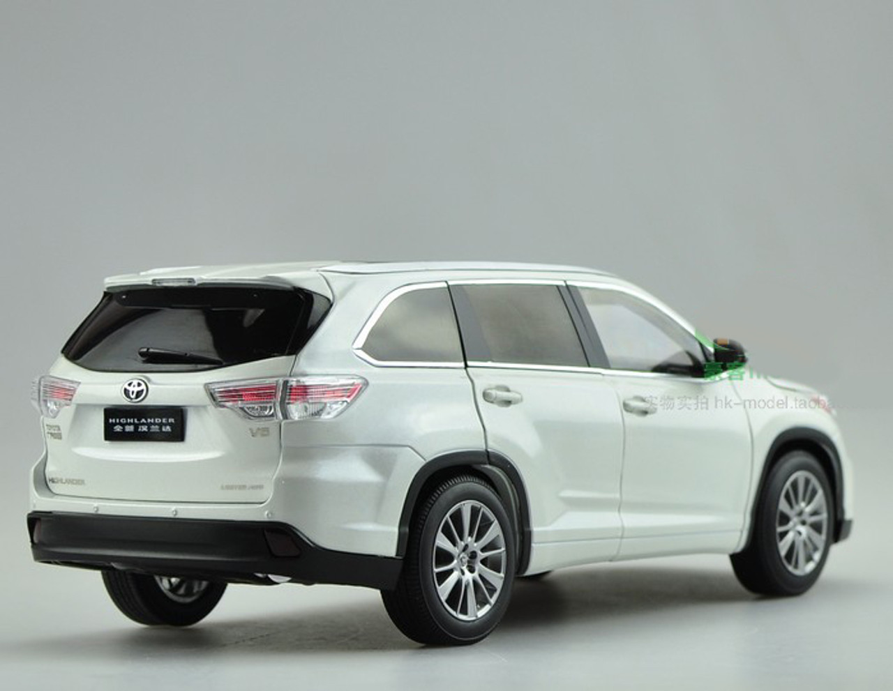 1/18 Dealer Edition 2015 Toyota Highlander (White)