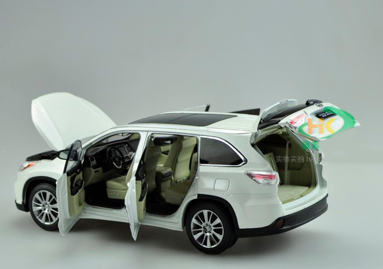 1/18 Dealer Edition 2015 Toyota Highlander (White)