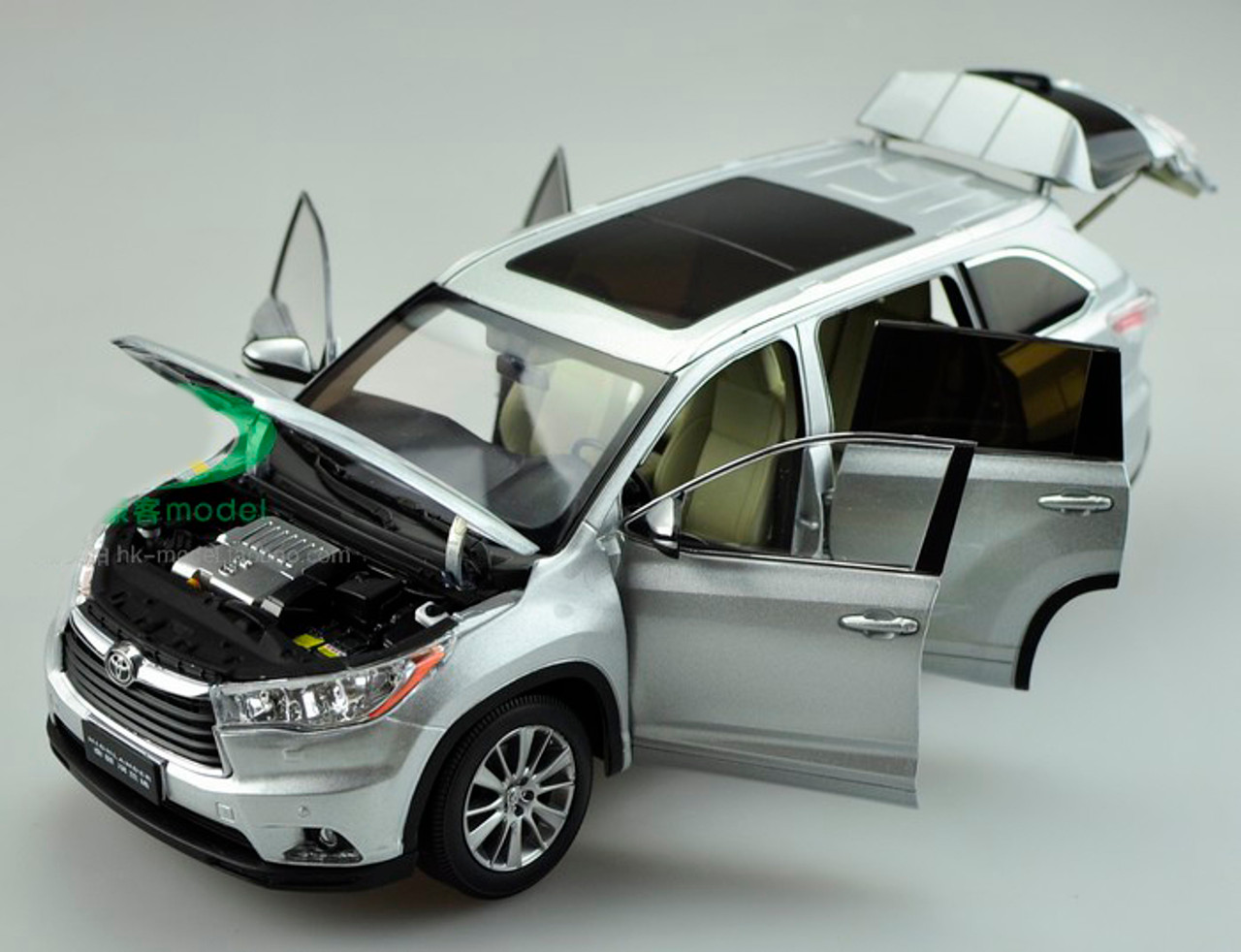 1/18 Dealer Edition 2015 Toyota Highlander (Silver) Diecast Car Model