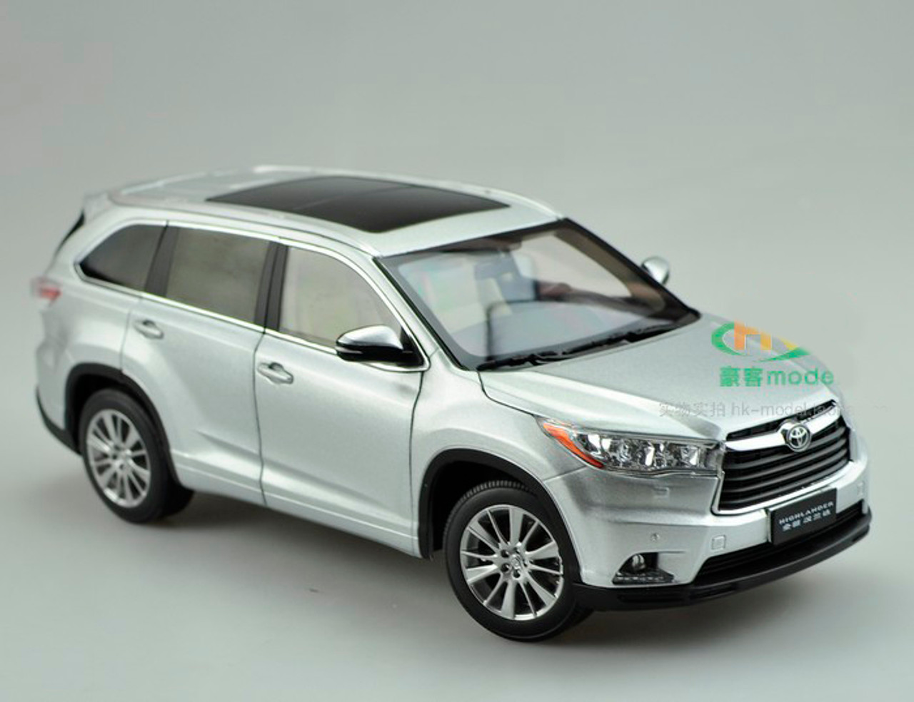 1/18 Dealer Edition 2015 Toyota Highlander (Silver) Diecast Car