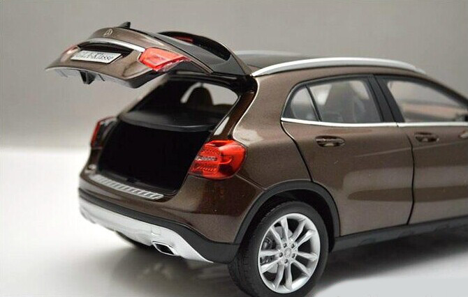 1/18 Dealer Edition Mercedes-Benz GLA (Brown) - LIVECARMODEL.com