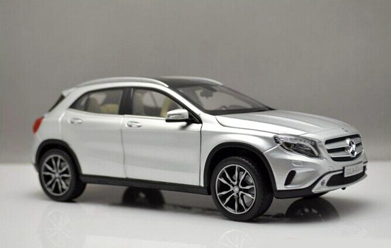 Mercedes-Benz GLA-Klasse ミニカー グレー1/18 Z Models 1/18 Mercedes Benz GLA (H247) mountain gray