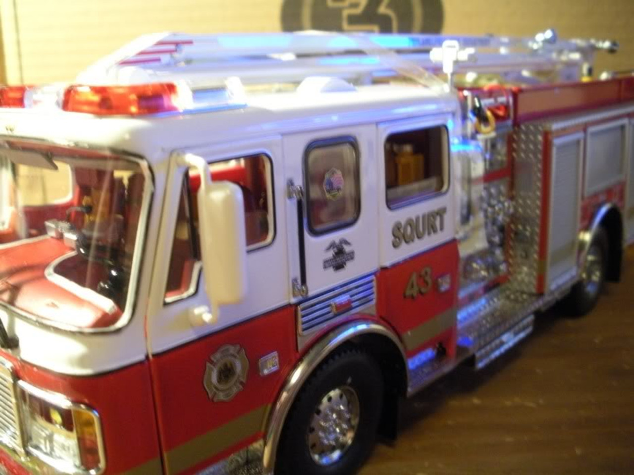 1/32 CODE3 Philadelphia FD American LaFrance Squrt # 43 Diamond Plate Series