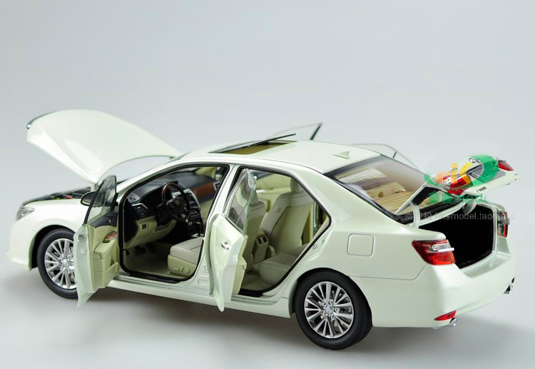 1/18 2015 Dealer Edition Toyota Camry (White) Diecast Car Model