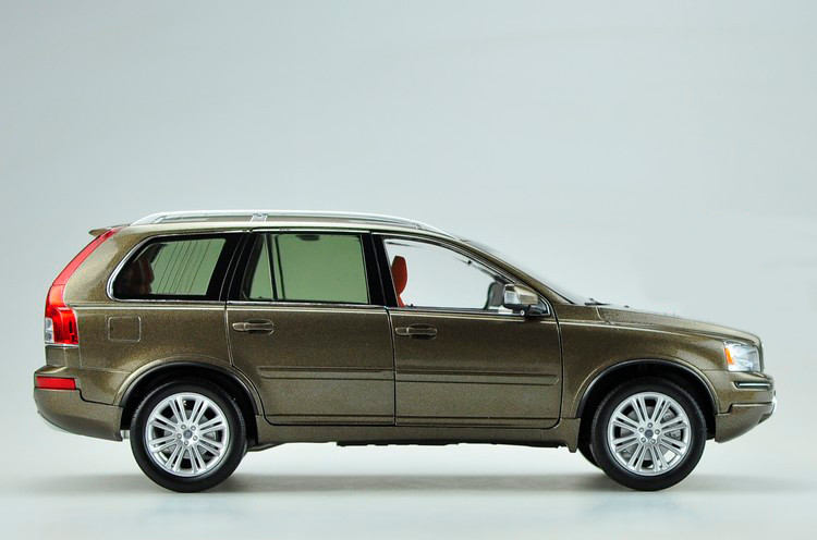 1/18 Dealer Edition Volvo XC90 (Brown) Diecast Car Model