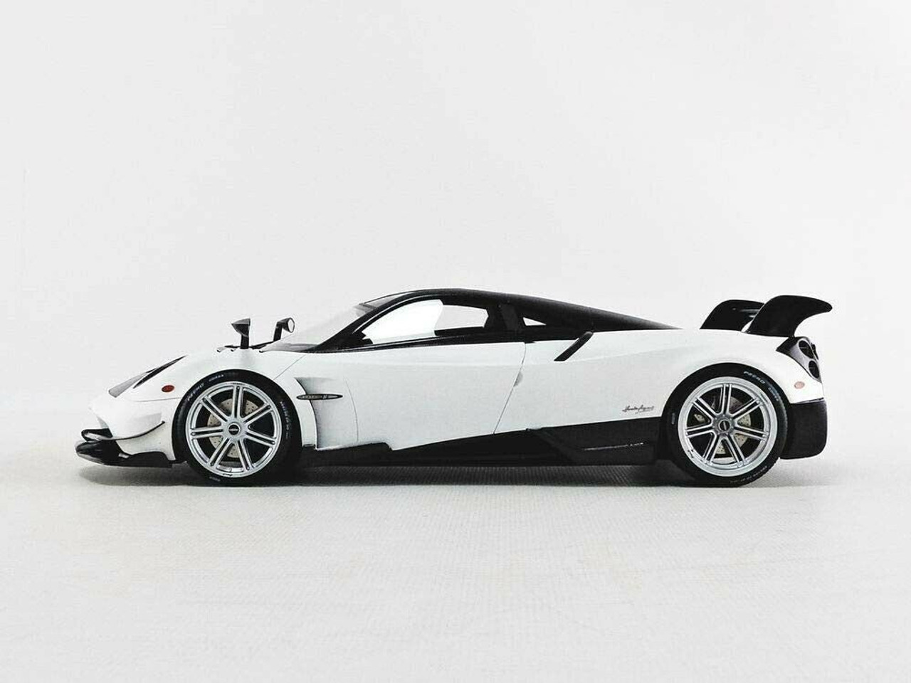 1/18 Pagani Huayra BC Matte White Geneva International Motor Show 2016 Resin Car Model