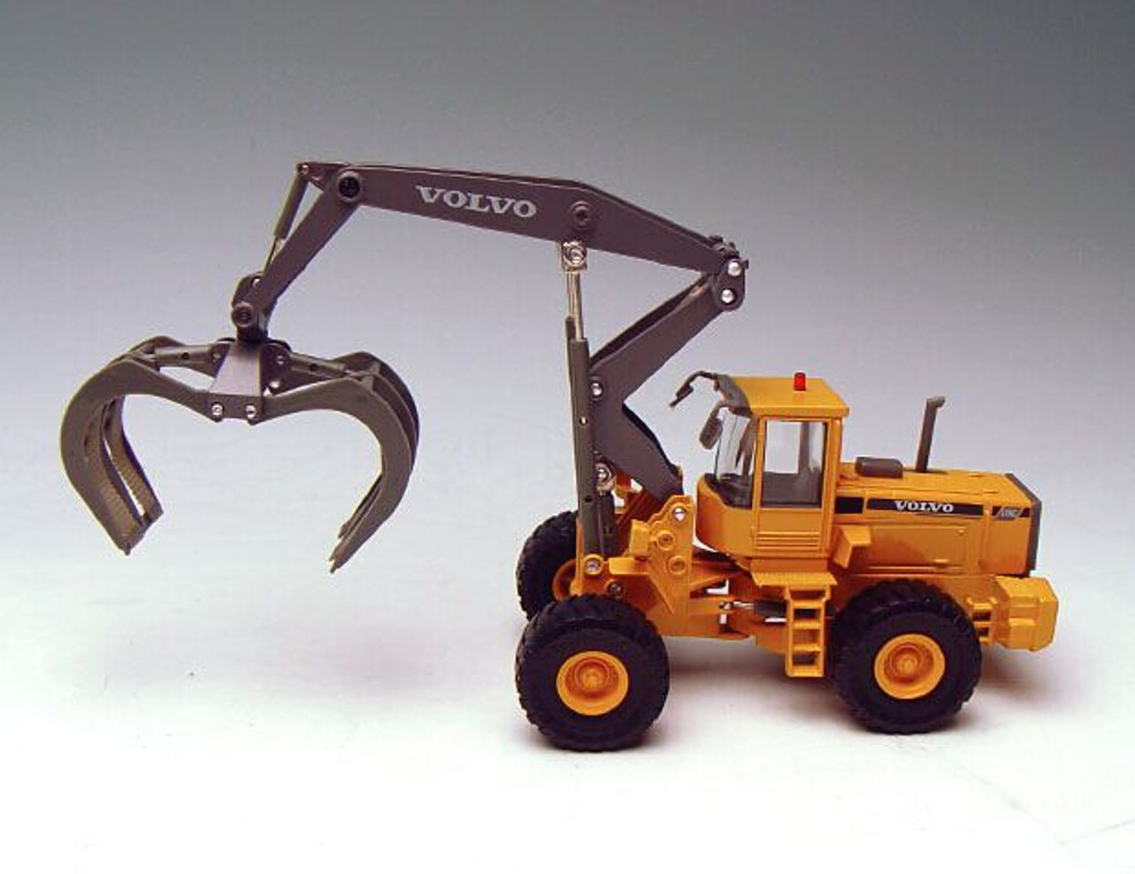 1/50 MOTORART VOLVO L180C High Lift Log Loader