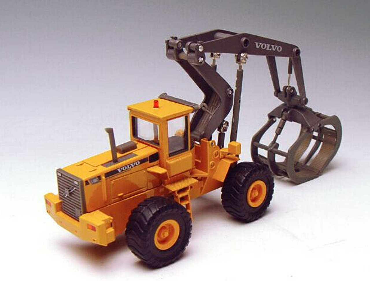 1/50 MOTORART VOLVO L180C High Lift Log Loader