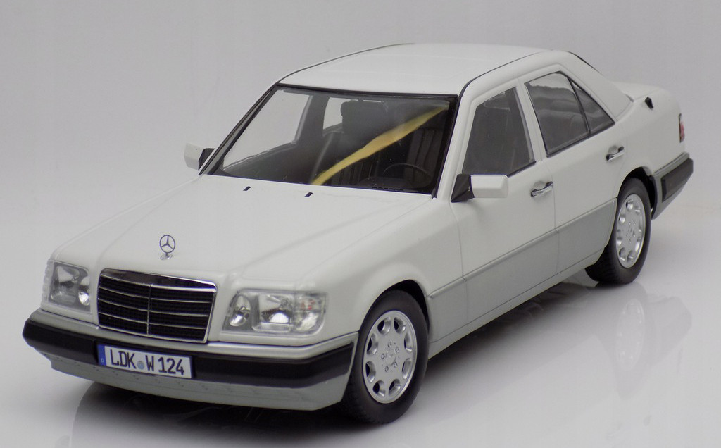 Miniature Iscale 1/18 Mercedes-Benz E450 W214 - Berline - Neuf - Modèle De Collection