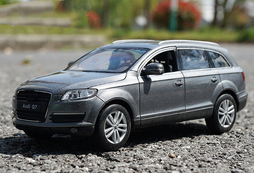 1/24 Welly Q7 Grey Diecast Car Model