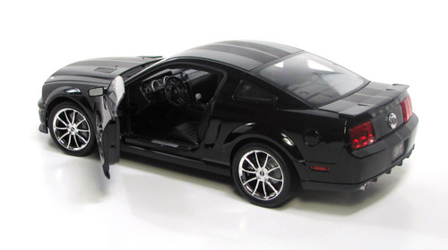 1/18 Shelby Collectibles 2008 Ford Shelby GT 500KR (Black) Diecast Car Model