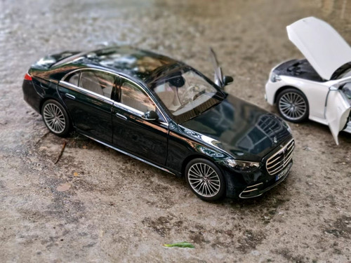 1/18 Norev 2021 Mercedes-Benz Mercedes S-Class S-Klasse W223 AMG Line (Green with White Interior) Diecast Car Model