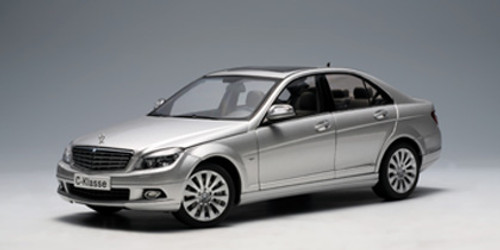 1/18 AUTOart Mercedes-Benz /8 220D Limousine (White) Diecast