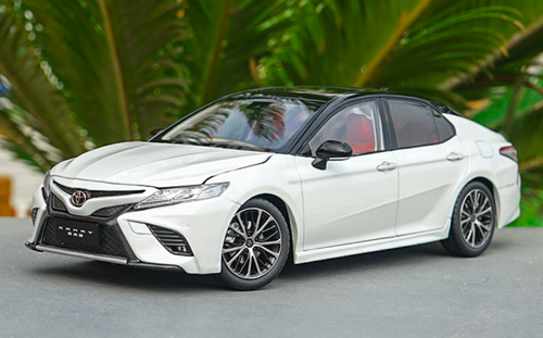 1/18 Dealer Edition 8th Generation (2018-Present) Toyota Camry XSE SE (White) Diecast Car Model (no color box)