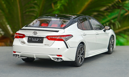 1/18 Dealer Edition 8th Generation (2018-Present) Toyota Camry XSE SE (White) Diecast Car Model