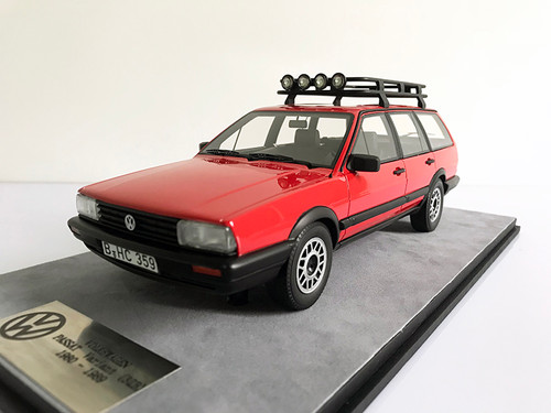 1/18 Dealer Edition Classic 1980-1989 Volkswagen VW Passat Variant