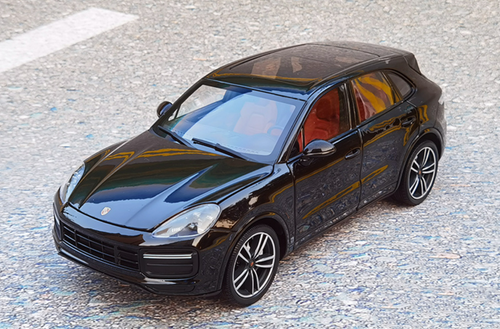 1/18 Minichamps 2017 Porsche Cayenne Turbo S TurboS (Black