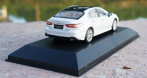 1/43 Dealer Edition 8th Generation 2018 Toyota Camry L LE XLE (White) Diecast Car Model