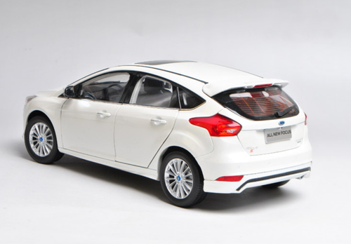 1/18 Dealer Edition 2015 Ford Focus (White) Diecast Car Model