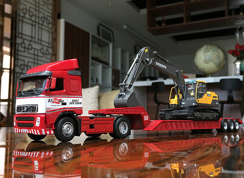 1/50 Volvo EC220D Excavator Diecast Model - LIVECARMODEL.com