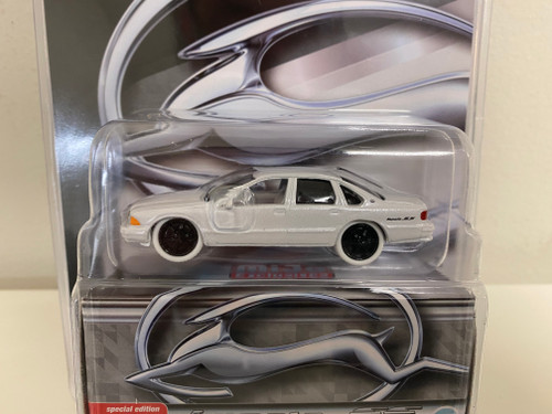 CHASE CAR 1/64 Johnny Lightning 1996 Chevrolet Impala SS (White) Limited Edition Diecast Car Model