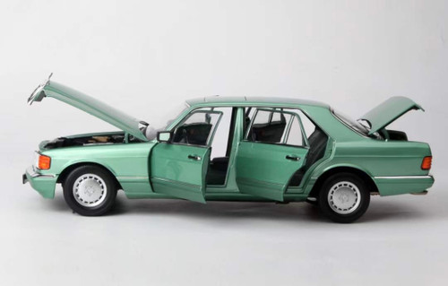 1/18 Dealer Edition 1985-1991 Mercedes-Benz 560 SEL (V126