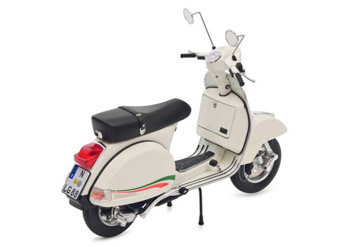 Vespa Primavera 150 Scooter White 1/12 Diecast Model by Maisto