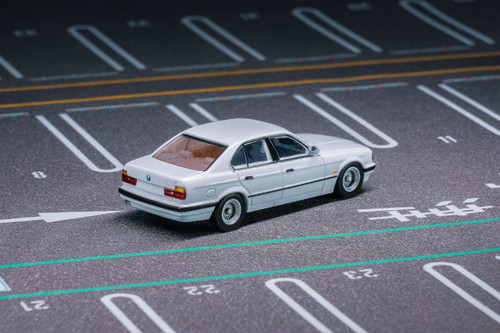 1/64 DCM BMW E32 7-Series Sedan (White) Diecast Car Model