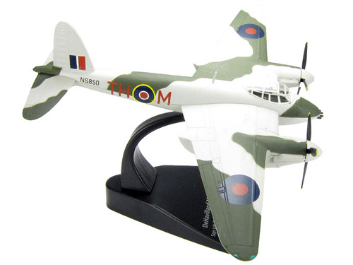 DeHavilland Mosquito FB MKVI Combat Aircraft "Sqd. Ldr. Robert Allen Kip and Flt. Lt. Peter Huletsky Holmsley South" (1944) Royal Air Force "Oxford Aviation" Series 1/72 Diecast Model Airplane by Oxford Diecast